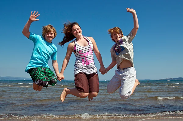Fröhliche Jugendliche am Meer