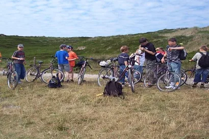 Jugendlicher auf einer Radtour auf Sylt